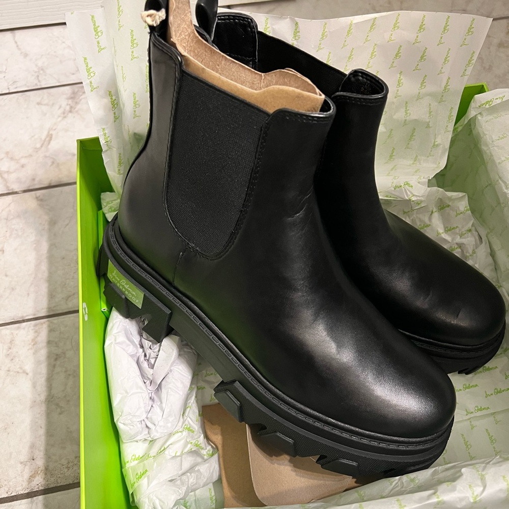 Sam Edelman Daelyn chunky sole short boot New in box